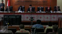 Ketua Dewan Kehormatan Penyelenggara Pemilu (DKPP), Jimly Asshiddiqie memimpin sidang pembacaan delapan putusan dari 15 perkara terkait Pilkada, di Gedung Bawaslu, Jakarta, Senin (26/10/2015). (Liputan6.com/Faizal Fanani)