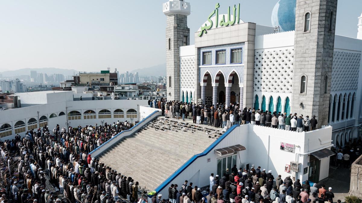Potret Umat Muslim di Korea Selatan Rayakan Idul Fitri 1446 Hijriah