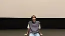 Park Seo Joon sedang duduk santai. Sepertinya foto ini diambil saat dia sedang melakukan promosi film dari bioskop ke bioskop. (Foto: Instagram/ bn_sj2013)