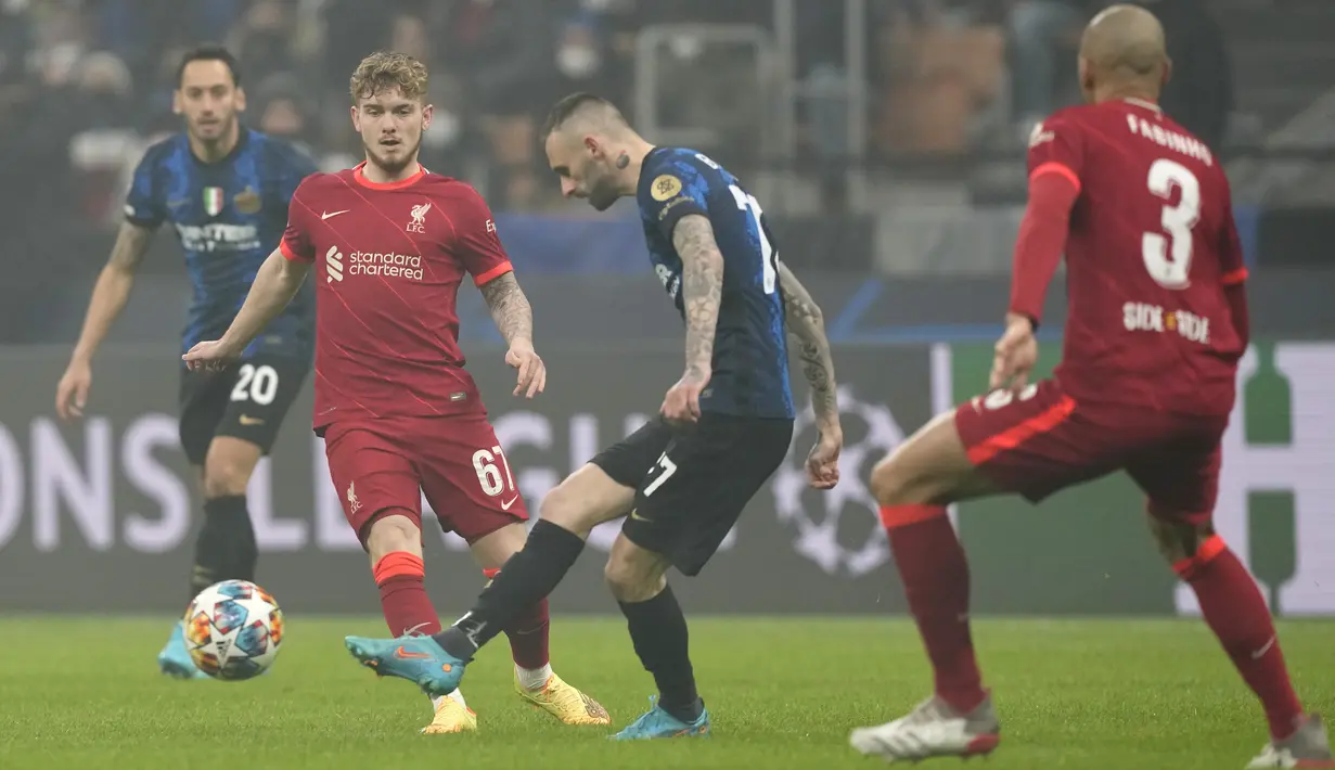 Gelandang Inter Milan Marcelo Brozovic mengoper bola melewati gelandang Liverpool Harvey Elliott pada leg pertama babak 16 besar Liga Champions di Stadion Giuseppe Meazza, Milan, Kamis dini hari WIB (17/2/2022). Melawat ke markas Inter Milan,  Liverpool menang 2-0. (AP Photo/Antonio Calanni)