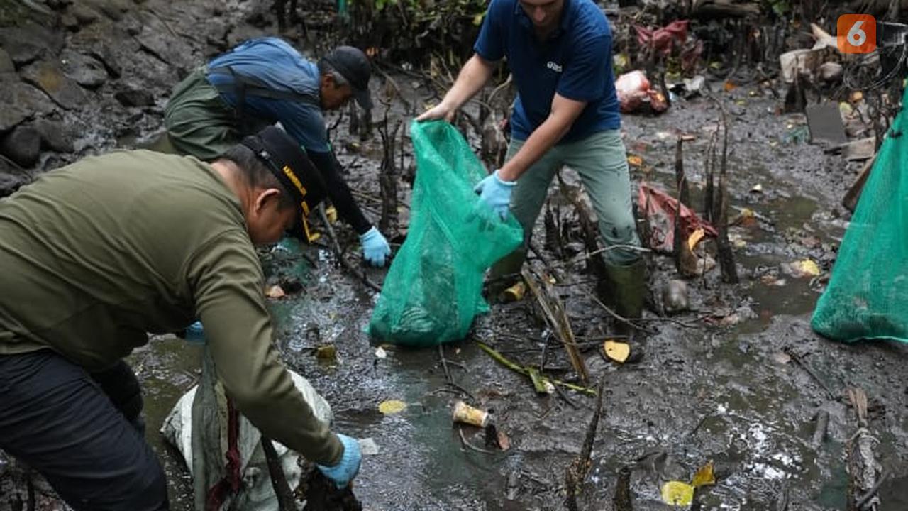 Aksi Bersihkan sampah di Kawasan Taman Hutan Raya (Tahura) Ngurah Rai, Denpasar, Bali