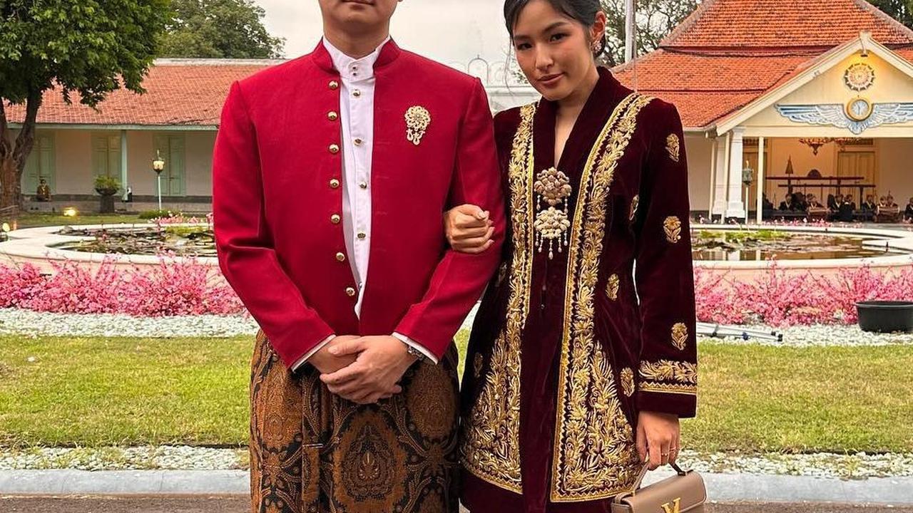 Potret Chef Arnold dan Tiffany Soetanto Pakai Baju Adat Jawa saat Hadiri Royal Dinner Cap Go Meh, Serasi Banget!