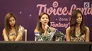 Personel TWICE memberi keterangan dalam konferensi pers di Tangerang, Banten, Jumat (24/8). TWICE akan menggelar konser yang bertajuk TWICELAND ZONE 2: Fantasy Park. (Liputan6.com/Faizal Fanani)