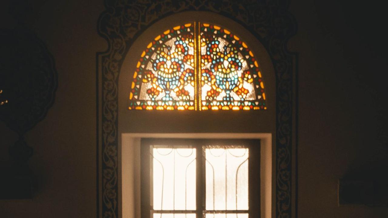 Sholat adalah ibadah yang menjadi tiang agama Islam. Sholat, terutama sholat fardhu, adalah ibadah wajib bagi seluruh umat muslim dan tak boleh ditinggalkan. Perintah untuk melaksanakan sholat 5 waktu telah disampaikan dalam Al-Quran surah An-Nisa ayat 10
