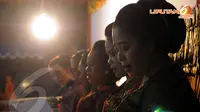 Para wanita ini disebut Sinden yaitu sebutan bagi wanita yang bernyanyi mengiringi orkestra gamelan Senin (31/03/2014)(Liputan6.com/Faisal R Syam).