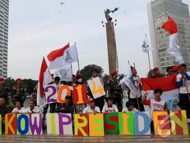Sejumlah relawan calon presiden dan wakil presiden nomer urut dua berkumpul di Bundaran HI, Jakarta, Rabu (9/7/2014) (Liputan6.com/Miftahul Hayat)