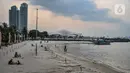 Anak-anak didampingi orangtua saat berwisata di Pantai Lagoon, Ancol, Jakarta, Kamis (21/10/2021). Salah satu aturan PPKM yang disesuaikan Pemprov DKI Jakarta adalah kembali dibukanya tempat bermain anak dan pusat hiburan. (merdeka.com/Iqbal S. Nugroho)