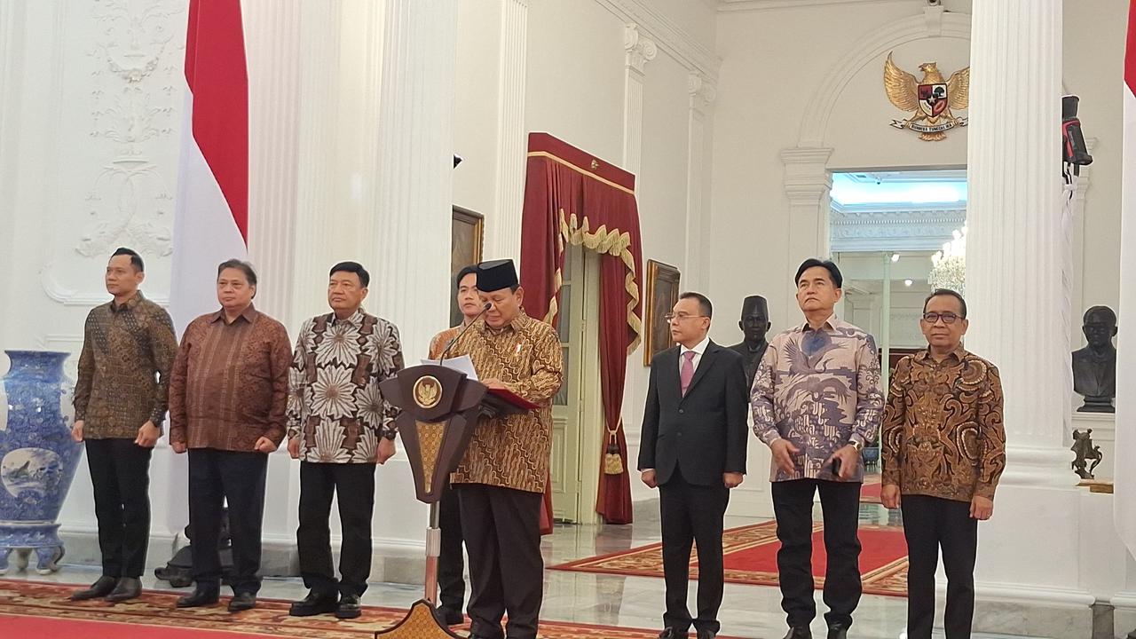 Presiden Prabowo Subianto mengumumkan jajaran menteri dan wakil menteri di Kabinet Merah Putih di Istana Merdeka, Jakarta, Minggu (20/10/2024). (Liputan6.com/Muhammad Radityo Priyasmoro)