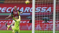 Penyerang AC Milan, Zlatan Ibrahimovic saat mencetak gol ke gawang Crotone pada pertandingan lanjutan Liga Serie A Italia di stadion San Siro di Milan, Italia, Minggu (7/2/2021). Ibrahimovic mencetak dua gol dan mengantar Milan menang telak atas Crotone 4-0. (Spada/LaPresse via AP)