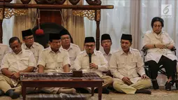 Sudirman Said (kedua kanan) memberi keterangan saat pengumuman calon Gubernur Jawa Tengah di Rumah Kertanegara, Jakarta, Rabu (13/12). Partai Gerindra resmi mengusung Sudirman Said sebagai calon Gubernur Jawa Tengah. (Liputan6.com/Faizal Fanani)