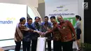 Direktur Retail Banking Bank Mandiri Tardi, SVP Consumer Loan Bank Mandiri Harry Gale, Dirut MTF Ignatius Susatyo Wijoyo dan Dirut BSM Tony Eko Boy Subari menekan tombol di booth Bank Mandiri di GIIAS 2017, Tangsel, (10/8). (Liputan6.com/Angga Yuniar)