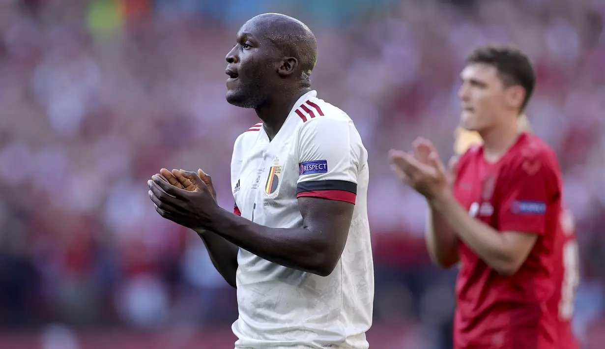 Penyerang timnas Romelu Lukaku bertepuk tangan saat jeda pada menit ke-10 di laga grup B Euro 2020 di stadion Parken, Kamis (17/6/2021). Duel Denmark vs Belgia berhenti sejenak pada menit ke-10 untuk memberi penghormatan kepada bintang timnas Denmark Christian Eriksen. (Friedemann Vogel/Pool via AP)