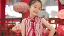 Mirabelle, anak dari Angel Cherry Belle tampil mengenakan cheongsam model sleeveless warna pink-merah. [@mirabelle_tiffany]