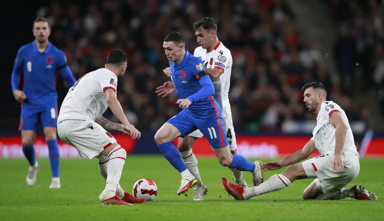 Gelandang Inggris, Phil Foden berusaha melewati pemain Albania, Elseid Hysaj pada pertandingan Grup I kualifikasi Piala Dunia 2022 di stadion Wembley di London, Sabtu (13/11/2021). Inggris menang telak atas Albania 5-0. (AP Photo/Ian Walton)