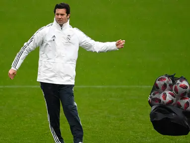 Pelatih sementara Real Madrid, Santiago Solari menghadiri sesi pelatihan di fasilitas pelatihan Ciudad Real Madrid di Valdebebas, Madrid (30/10). Solari menggantikan Julen Lopetegui yang dipecat usai kalah dari Barcelona 5-1. (AFP Photo/Gabriel Bouys)