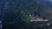 Bandara Ilu di Kabupaten Puncak yang berbatasan dengan Kabupaten Puncak, Papua, berada di tengah lembah dan gunung. (Liputan6.com/Katharina Janur) 