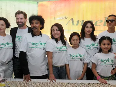 Para pemain Film "Untuk Angeline" menggelar konferensi pers di Pondok Indah Mall, Jakarta, Kamis (7/1/2016). Film 'Untuk Angeline' diharapkan bisa menjadi pelajaran berharga bagi masyarakat Indonesia tentang hak asuh anak. (Liputan6.com/Helmi Afandi)