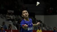 Tunggal Putra Indonesia, Jonatan Christie, saat menghadapi tunggal Chinese Taipei, Wang Tzu We, pada laga Indonesia Masters 2020 di Istora, Jakarta, Kamis (16/1). Jonatan Christie unggul 21-15 dan 21-15. (Bola.com/Yoppy Renato)