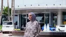 Selanjutnya, Nindy tampil lebih santai. Namun tetap tidak meninggalkan kesan elegan lewat padu padan setelan blouse dan celana bermotif dari @alezalabel yang dipadukan bersama hijab warna lilac dan pump heels warna senada. [@nindyayunda]