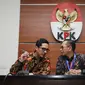 Juru Bicara KPK Febri Diansyah (kiri) berbincang bersama Kepala Biro Humas BPK Yudi Ramdan Budiman jelang memberikan keterangan terkait dugaan suap auditor Badan Pemeriksa Keuangan di Gedung KPK, Jakarta, Jumat (22/9). (Liputan6.com/Helmi Fithriansyah)