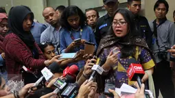 Direktur LBH Asosiasi Perempuan Indonesia untuk Keadilan (APIK), Ratna Bantara Mukti saat memberi keterangan pers terkait pelaporannya kepada Masinton Pasaribu di Mahkamah Kehormatan Dewan (MKD) DPR, Jakarta, Selasa (2/2). (Liputan6.com/JohanTallo)