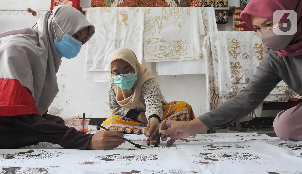 Warga menyelesaikan pembuatan batik di sentra batik Depok Tradjumas, Kamis (24/2/2022). Produksi Batik Depok kembali menggeliat setelah diberlakukannya pembelajaran tatap muka (PTM) Kota Depok di mana murid SD dan SMP menggunakan seragam batik produksi mereka. (merdeka.com/Arie Basuki)