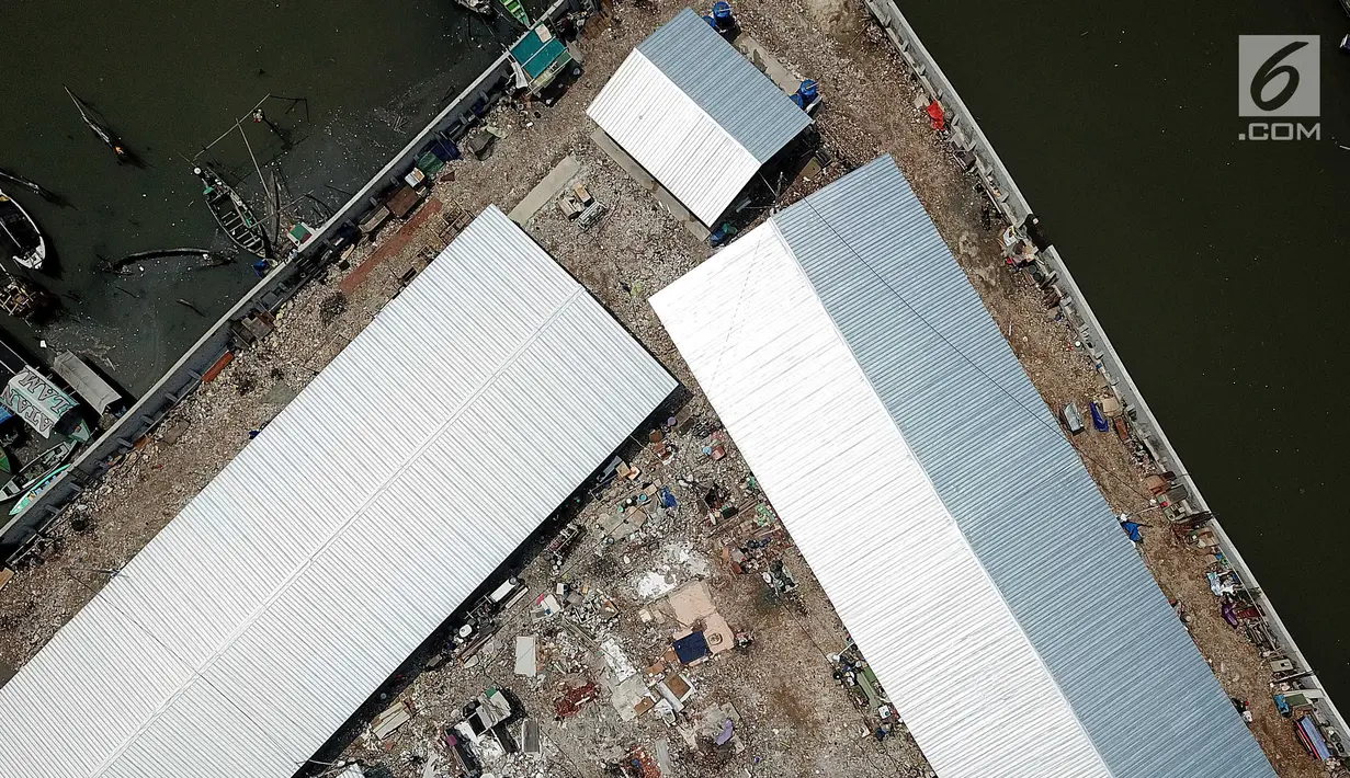 Suasana shelter penampungan dari ketinggian di kawasan Kampung Akuarium, Penjaringan, Jakarta Utara, Rabu (4/4). Kawasan tersebut dibagi tiga blok yang dihuni 128 kepala keluarga (KK). (Liputan6.com/Fery Pradolo)
