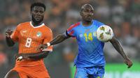 Gelandang Timnas Republik Demokratik Kongo, Gael Kakuta (kanan) menguasai bola dibayangi gelandang Pantai Gading, Franck Kessie pada laga semifinal Piala Afrika 2023 di Alassane Ouattara Olympic Stadium, Abidjan, Rabu (7/2/2024) malam waktu setempat. (AP Photo/Sunday Alamba)