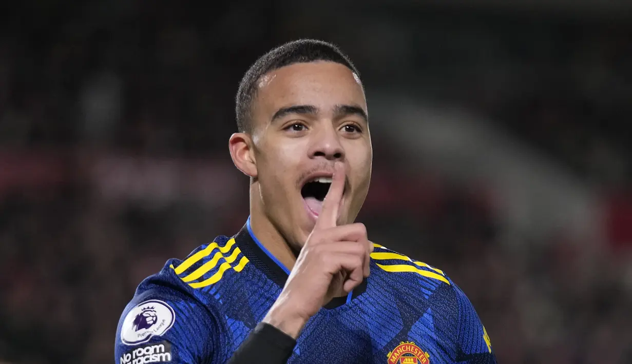 Penyerang Manchester United,  Mason Greenwood berselebrasi setelah mencetak gol ke gawang Brentford pada pertandingan Liga Inggris di Stadion Komunitas Brentford di London, 19 Januari 2022. Greenwood diduga melakukan tindakan kekerasan dan percobaan pemerkosaan terhadap mantan kekasihnya pada saat itu. (AP Photo/Matt Dunham)