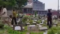 2 Kelompok Remaja Saling Ejek di Medsos Berujung Tawuran di Kuburan Sampai jadi Tontonan Peziarah