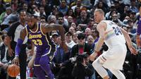 Bintang Los Angeles Lakers, LeBron James (kanan) saat melawan Denver Nuggets dalam laga lanjutan NBA 2018-2019 (Foto: AP Photo/David Zalubowski)