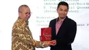 Kadiv Humas Mabes Polri, Irjen Setyo Wasisto (kiri) mewakili Kapolri Jenderal Tito Karnavian menerima penghargaan Bhinneka Tunggal Ika Award 2017 di Jakarta, Senin (22/5). 12 tokoh nasional menerima penghargaan dari LPI. (Liputan6.com/Helmi Fithriansyah)