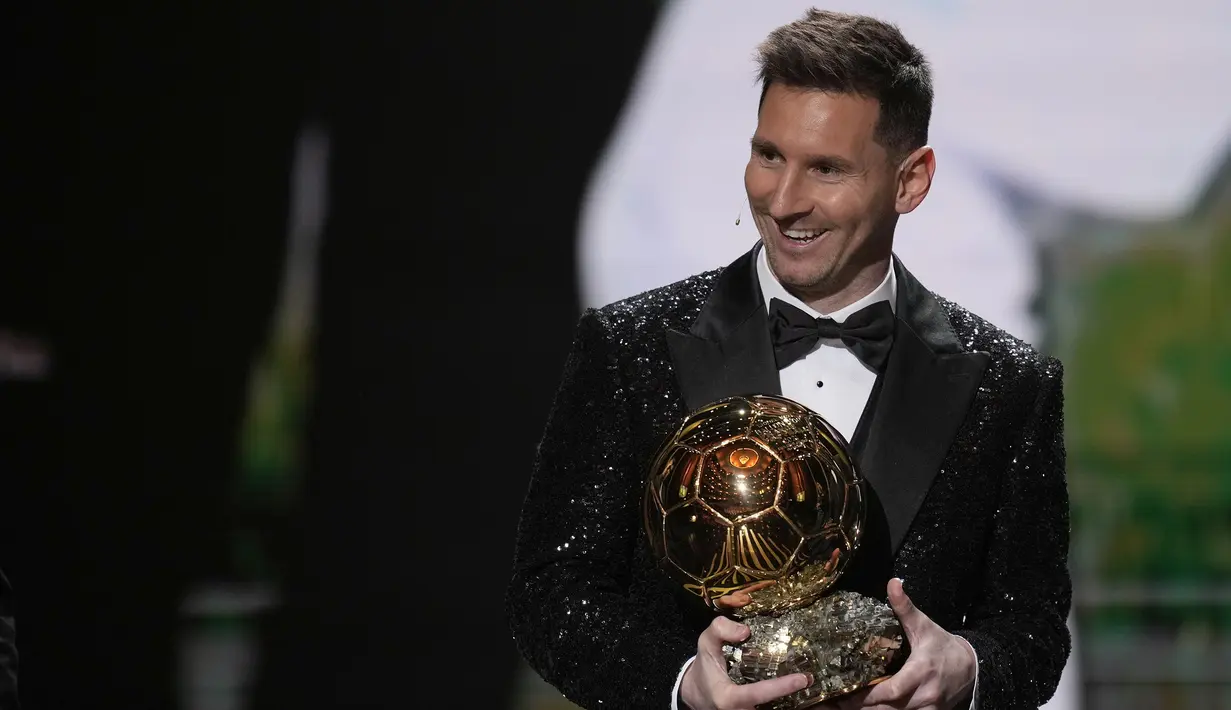 Raihan penghargaan ini tak lepas dari performa Lionel Messi pada tahun lalu. Ia sukses mengantarkan Barcelona memenangi trofi Copa Del Rey dan menjadi top skor Liga Spanyol. Selain itu, Messi juga berhasil meraih gelar Copa America 2021 bersama Timnas Argentina. (AP/Christophe Ena)