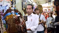 Jokowi belanja batik di Pasar Beringharjo Yogyakarta.