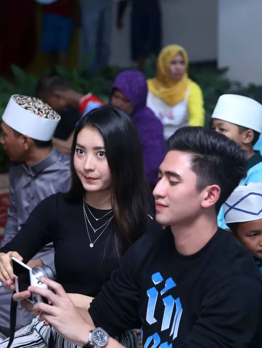 Ternyata kedekatan mereka kini bukan hanya secara pribadi, tetapi juga dengan keluarganya masing-masing. Terbukti dengan kehadiran Wilona di acara ulang tahun Venna Melinda, ibunda Verrell. (Nurwahyunan/Bintang.com)