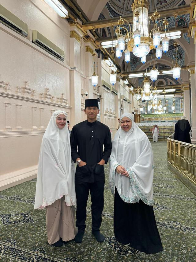 6 Potret Pangeran Mateen dan Anisha Rosnah Jalani Umrah Perdana