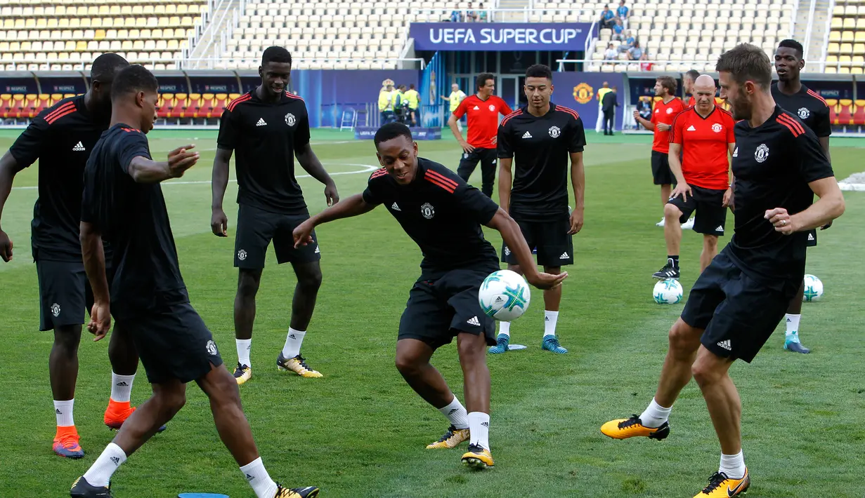 Para pemain Manchester United saat mengikuti sesi latihan di Philip II Arena di Skopje, Macedonia, (7 /8). MU akan bertanding melawan Real Madrid pada final Piala UEFA Super Cup 2017. (AP Photo / Boris Grdanoski)