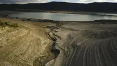 Pemandangan waduk Yesa yang terkena kekeringan, pada hari musim panas yang cerah di Yesa, sekitar 55 kilometer (34,17 mil), dari Pamplona, Spanyol utara, Rabu, 14 September 2022. (AP Photo/Alvaro Barrientos)
