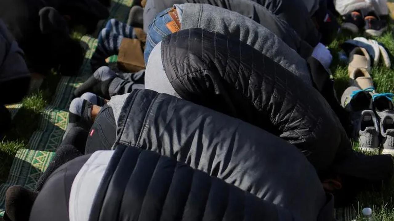 Warga muslim di New York melakukan sujud saat melaksanakan salat berjemaah untuk mendukung warga Palestina di tengah gempuran serangan udara Israel di Jalur Gaza.