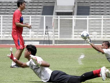 Kiper Timnas Indonesia, Muhammad Riyandi dan Andritany Ardhiyasa saat sesi latihan di Stadion Madya, Jakarta, Selasa, (18/2/2020). Untuk meningkatkan performa kiper, Shin Tae-yong menambah porsi waktu latihan. (Bola.com/M Iqbal Ichsan)
