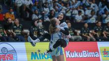 Outside Hitter Jakarta Electric PLN, Ersandrina Devega Salsabila bersama Polina Shemanova merayakan kemenangan timnya atas Jakarta Popsivo Polwan dalam duel Final Four Proliga 2025 di GOR Sritex Arena, Solo, Kamis (1/5/2025). (Bola.com/Radifa Arsa)