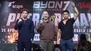 Presiden Byon, Yoshua Marcellos Muliardo bersama petarung Putra Abdullah dan Ronal Siahaan saat Face off sekaligus jumpa pers Byon Combat Showbiz Vol.7 di SCTV Tower, Jakarta, Kamis (12/3/2026). (Bola.com/M Iqbal Ichsan)