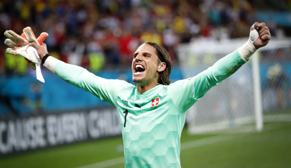 Kiper Yann Sommer menjadi pahlawan usai membawa Swiss menyingkirkan favorit juara Prancis di babak 16 besar Euro 2020. Swiss melaju ke perempat final Euro 2020 berkat kemenangan 4-5 di babak adu penalti. (Robert Ghement/Pool via AP)