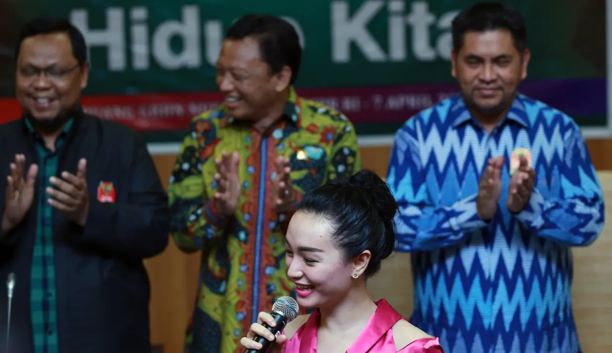 "Apa yang dilakukan Eneng, ketulusannya, dan permintaan maaf Eneng ke berbagai pihak menjadikan Eneng Duta Pancasila dari Fraksi PKB," kata kuasa hukumnya Eddy Ribut. (Adrian Putra/Bintang.com)