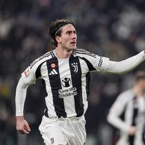 Striker Juventus, Dusan Vlahovic, mencetak satu gol saat timnya menang 4-0 atas Cagliari pada laga 16 besar Coppa Italia di Allianz Stadium, Rabu (18/12/2024) dini hari WIB. (Fabio Ferrari/LaPresse via AP)
