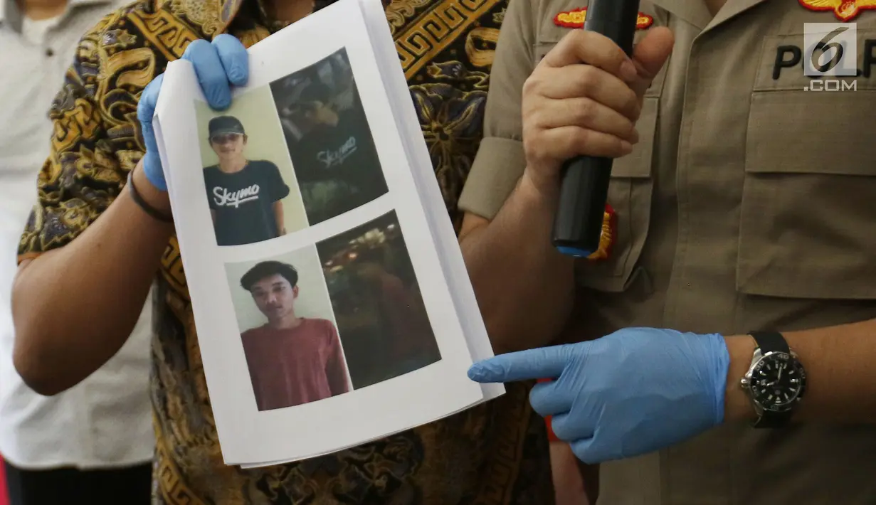 Kapolres Jakarta Selatan Kombes Indra Jafar (kanan) menunjukkan foto tersangka kasus bentrok suporter Persija Jakarta dengan PSM Makassar saat rilis di Polres Jakarta Selatan, Jumat (9/8/2019). Polres Metro Jakarta Selatan mengamankan delapan tersangka terkait kejadian tersebut. (Liputan6.com/Faizal