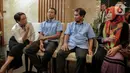 Menteri Luar Negeri Retno Marsudi berbincang dengan dua ABK WNI saat upacara serah terima di Jakarta, Kamis (26/12/2019). Maharudin Lunani (48) dan Samiun Maneu (27) yang disandera kelompok Abu Sayyaf di Filipina berhasil dibebaskan pada 22 Desember 2019. (Liputan6.com/Faizal Fanani)