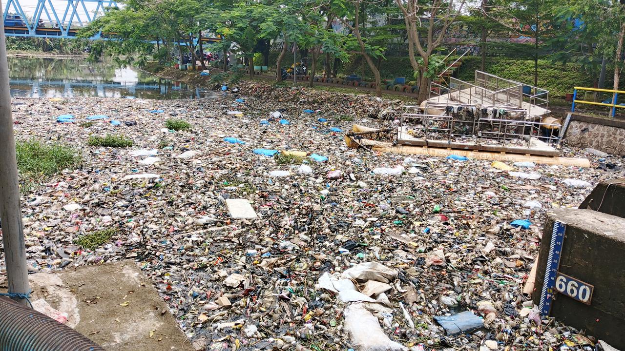 Sampah Memenuhi Oxbow Citarum, Bau Tak Sedap Begitu Menyengat