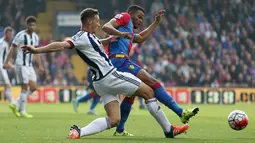 Pemain West Brom James Chester (kiri) berebut bola dengan pemain Crystal Palace Fraizer Campbell saat Laga Liga Inggris di Selhurst Park, London, Sabtu (3/10/2015). Crystal Palace menang 20 atas WBA. Action Images via Reuters / Matthew Childs  