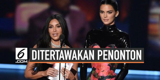 VIDEO: Kim Kardashian-Kendall Jenner Jadi Bahan Tertawaan di Emmy Awards